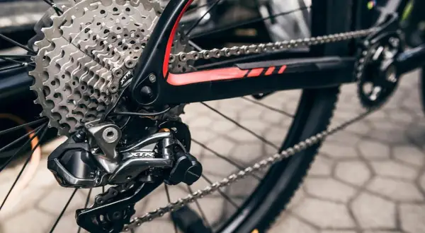 Błyszcząca kaseta i przerzutka Shimano XTR na rowerze górskim. Wolnobieg z wieloma zębatkami gotowy na trudne podjazdy.