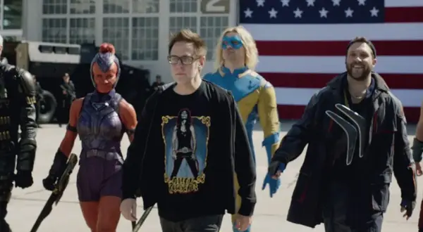 Grupa bohaterów, w tym reżyser James Gunn, idzie na tle amerykańskiej flagi. Czy to zapowiedź Strażników Galaktyki 4?