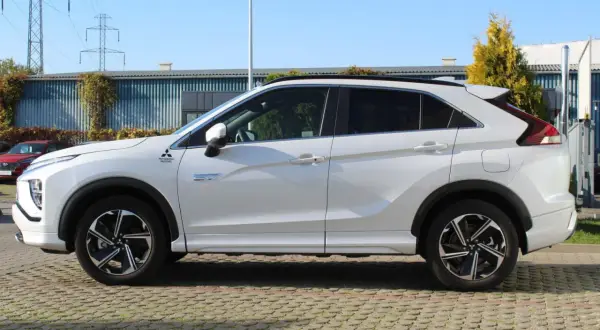 Biały Mitsubishi Eclipse Cross Plug-in Hybrid. Ten crossover łączy styl SUV-a z praktycznością kombi.