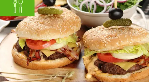Burger z czym? Odkryj najlepsze dodatki, które zachwycą smakiem