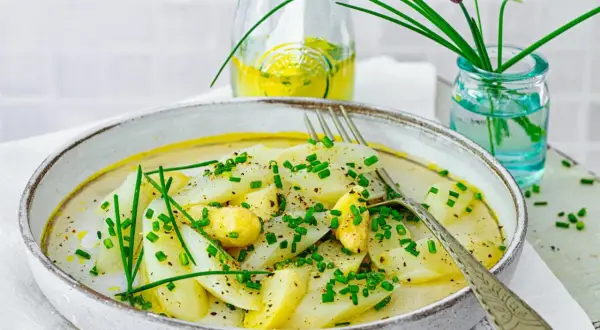 Ein köstlicher Spargelsalat mit einer cremigen Sauce, garniert mit frischem Schnittlauch. Perfekt für ein leichtes Mittagessen oder als Beilage.