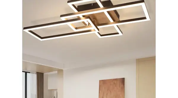 Nowoczesna lampa sufitowa z drewna i metalu, o geometrycznym kształcie, rozświetla wnętrze.