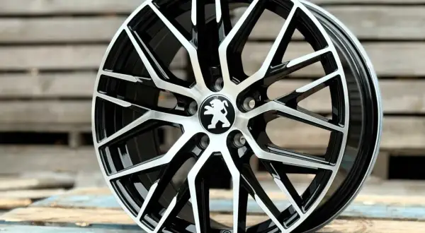Elegancka felga do Peugeot 3008 GT, dwukolorowa, z logo lwa.