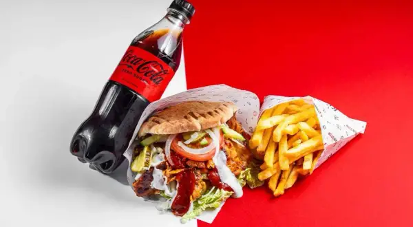 Pyszny kebab z frytkami i Coca-Colą Zero. Zastanawiasz się, ile kcal ma kebab z frytkami? To sycący posiłek!