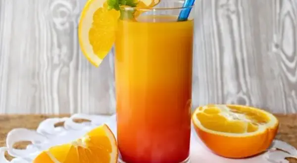 Pyszne drinki z wódką, sokiem pomarańczowym i Blue Curacao, które zachwycą