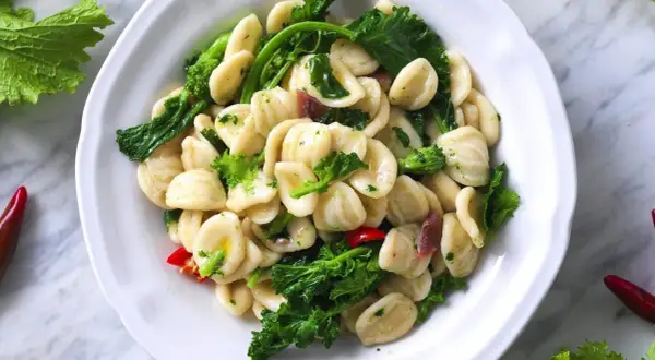 Orecchiette con cime di rapa, un classico del menu pugliese, con peperoncino e acciughe.