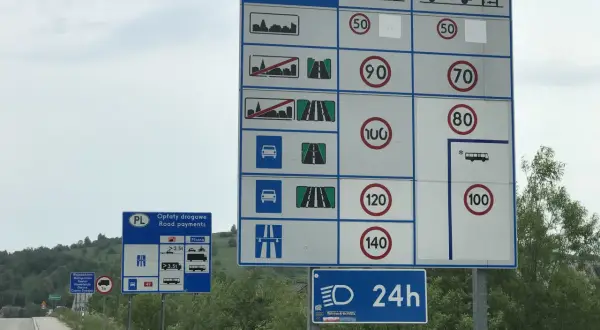 Znaki drogowe w Polsce informują o opłatach i limitach prędkości. Jaka prędkość na autostradzie jest dozwolona? Zobacz znaki: 140 km/h.