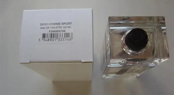 Elegancki flakon Dior Homme Sport, woda toaletowa 125 ml, obok białego pudełka.