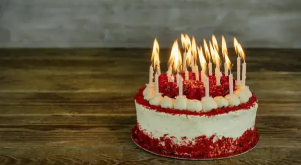 Jak wbić świeczki urodzinowe w tort, aby uniknąć zniszczenia ciasta