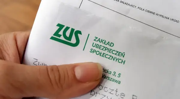 Dłoń trzyma dokument ZUS. To ważny krok w kierunku odprawy emerytalnej w prywatnej firmie.