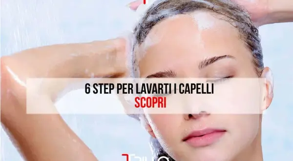 Scopri come lavarti i capelli come dal parrucchiere con questi 6 step. Una donna si lava i capelli sotto la doccia con schiuma.