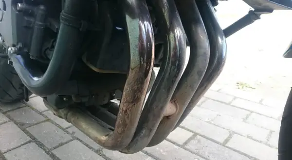 Jak skutecznie wyczyścić wydech w motocyklu i uniknąć uszkodzeń