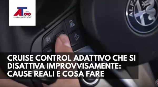 Dito preme pulsante sul volante per regolare il cruise control adattivo. Testo: "CRUISE CONTROL ADATTIVO CHE SI DISATTIVA IMPROVVISAMENTE".