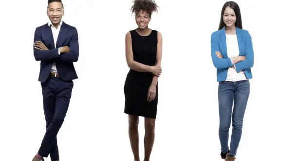 Drei Personen in Business-Kleidung: Mann im Anzug, Frau im schwarzen Kleid, Frau im Blazer und Jeans.