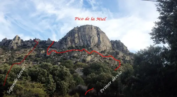 Ruta marcada en rojo hacia la cima del Pico de la Miel, con desvíos señalizados.