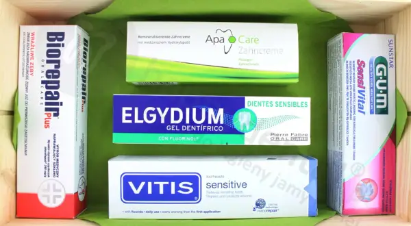 Domowe sposoby na odsłonięte szyjki zębowe: pasty Biorepair, Elgydium, Vitis, Apa Care i GUM Sensi Vital.