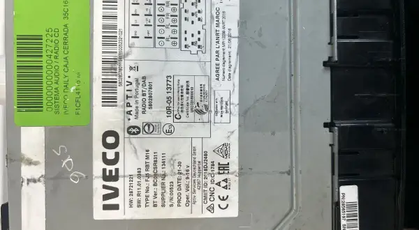 Naklejka z radiem Iveco Daily. Informacje o modelu i numerach seryjnych, pomocne przy próbie jak zresetować radio Iveco Daily.
