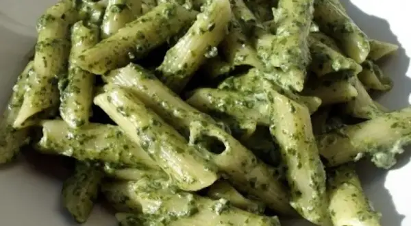 Pyszny przepis na penne konjac ze szpinakiem, który zaskoczy smakiem