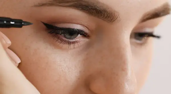 Precyzyjna kreska eyelinerem podkreśla spojrzenie.