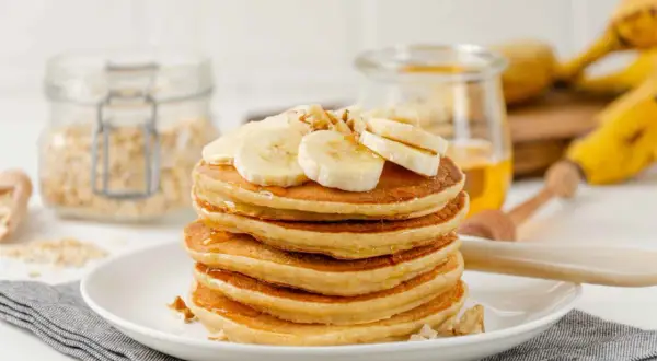 Pancake fit con banana e sciroppo d'acero, perfetti per una colazione sana.