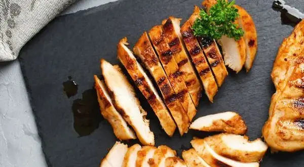 Ile kalorii ma pierś z kurczaka smażona? Zaskakujące fakty o diecie