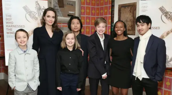 Angelina Jolie z dziećmi pozuje do zdjęcia na premierze filmu.