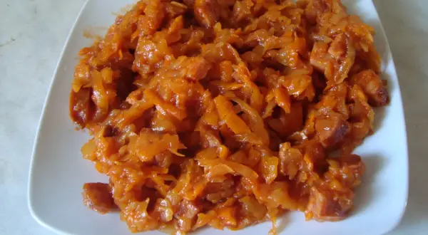 Pyszny bigos z cukinii z kawałkami kiełbasy, duszony do miękkości.