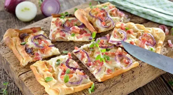 Gotowe ciasto na pizzę: 15+ szybkich przepisów na obiady i przekąski