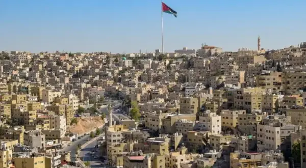 Ile trwa lot do Jordanii? Sprawdź różnice między trasami bezpośrednimi a z przesiadkami