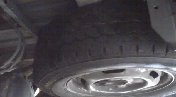 Jak opuścić koło zapasowe Ford Transit - proste instrukcje krok po kroku