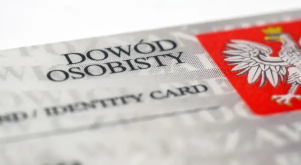 Zbliżenie na polski dowód osobisty z godłem. Tekst "DOWÓD OSOBISTY" i "IDENTITY CARD" jest widoczny. Zastrzeżony dowód jak odblokować?