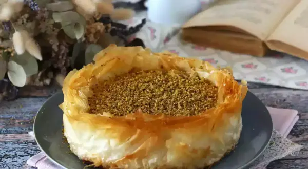 En krispig pistage cheesecake med filodeg och en generös topping av hackade pistagenötter. Perfekt för en mysig fikastund.