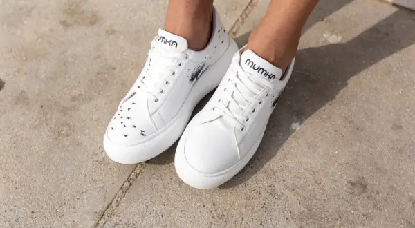 Czyszczenie butów: triki na skórę, zamsz i białe sneakersy