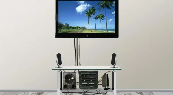Telewizor na uchwycie obrotowym w salonie, z systemem audio. Jak poprowadzić zasilanie, by estetycznie ukryć kable.