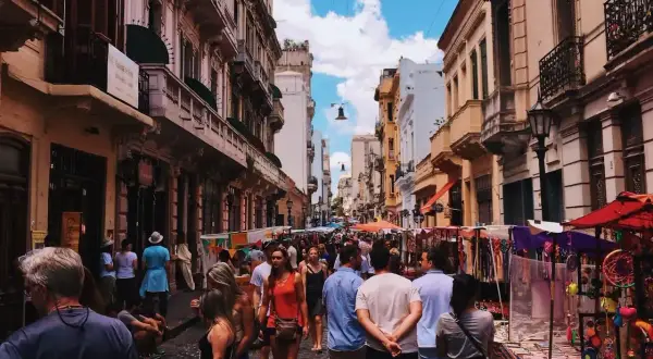 Tłum ludzi na targu ulicznym w Buenos Aires. Zastanawiasz się, ile trwa lot do Argentyny, by zobaczyć takie widoki?