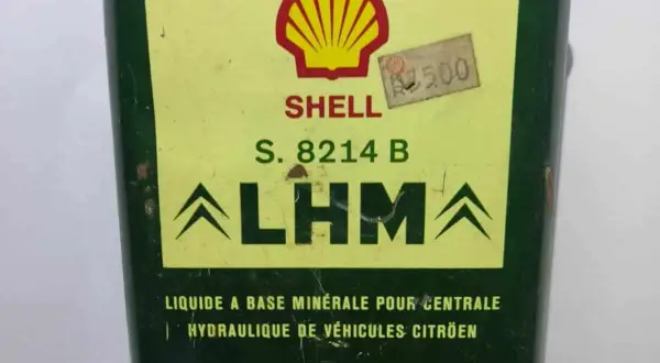 Stara puszka płynu hydraulicznego LHM marki Shell, z logo Citroëna.