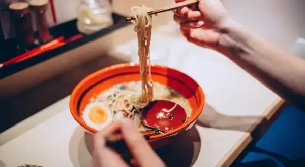 Czy można jeść ramen w ciąży? Bezpieczne składniki i porady