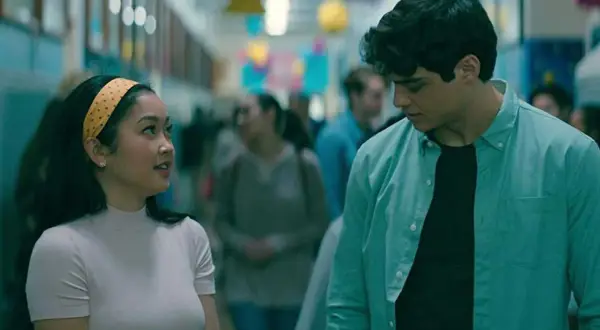 Lara Jean i Peter w szkolnym korytarzu. Idealne fajne filmy dla 13 latki, pełne szkolnych perypetii i pierwszych miłości.