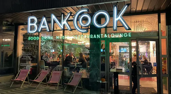 Bankook – jedna z najlepszych restauracji w Poznaniu, oferująca jedzenie, drinki i muzykę. Wnętrze tętni życiem.