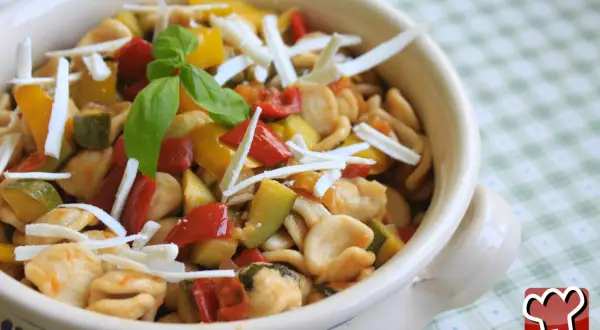 Orecchiette con verdure miste e formaggio grattugiato, un'idea gustosa per le tue ricette.