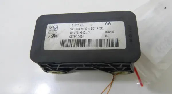 Czujnik ESP Opel Astra J, gdzie jest? To czujnik przyspieszenia bocznego i wzdłużnego, o numerze GM 13 257 072.