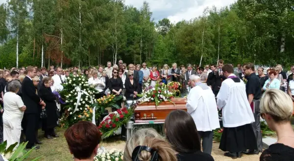 Jak sprawdzić datę pogrzebu w Tomaszowie Mazowieckim i uniknąć niepewności