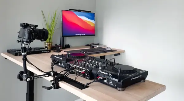 Jak zrobić stół DJ? Zbuduj idealne stanowisko DIY i oszczędź!