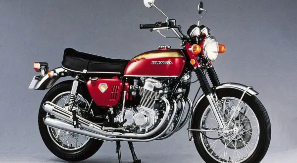 Honda CB750, un icono de las motos de los 60 y 70, con su tanque rojo y dorado y su potente motor.