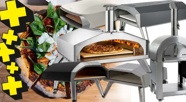 En samling pizzaugnar för grillen, redo för ett fcc bbq pizzaugn test. En pizza med färska ingredienser syns i förgrunden.