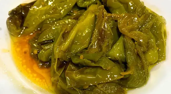 Friggitelli in padella alla napoletana, dolci e succosi, cotti in olio d'oliva e profumati.