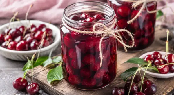 Słoiki z wiśniami w syropie, idealne na zimę. Pyszny sposób, co zrobic z wisni, by cieszyć się ich smakiem przez cały rok.