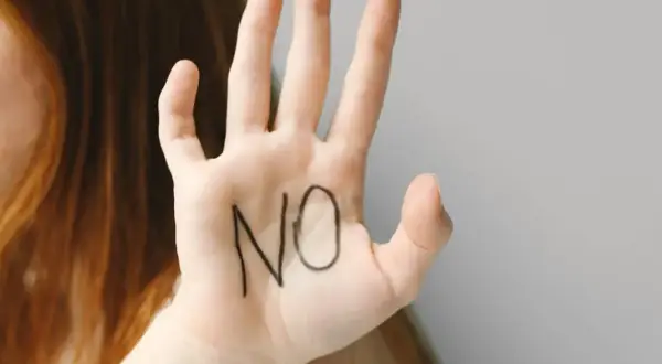 Dłoń z napisem "NO" symbolizuje asertywność i pokazuje, jak nie dać sobie wejść na głowę.