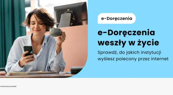 Kobieta z kubkiem kawy przegląda smartfon. E-Doręczenia, jak nowoczesny listonosz, ułatwiają wysyłanie poleconych przez internet.