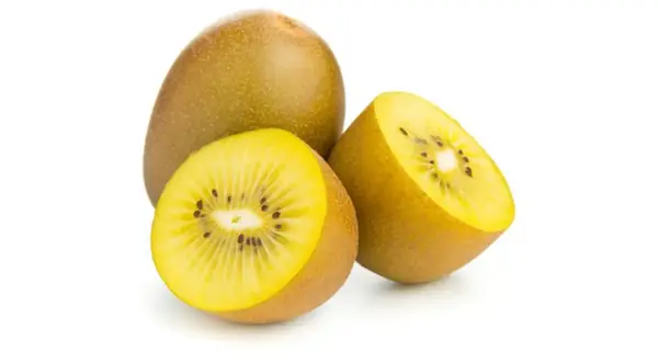 Kiwi amarillo entero y cortado por la mitad, mostrando su pulpa dorada y semillas negras. Descubre sus increíbles kiwi amarillo propiedades.